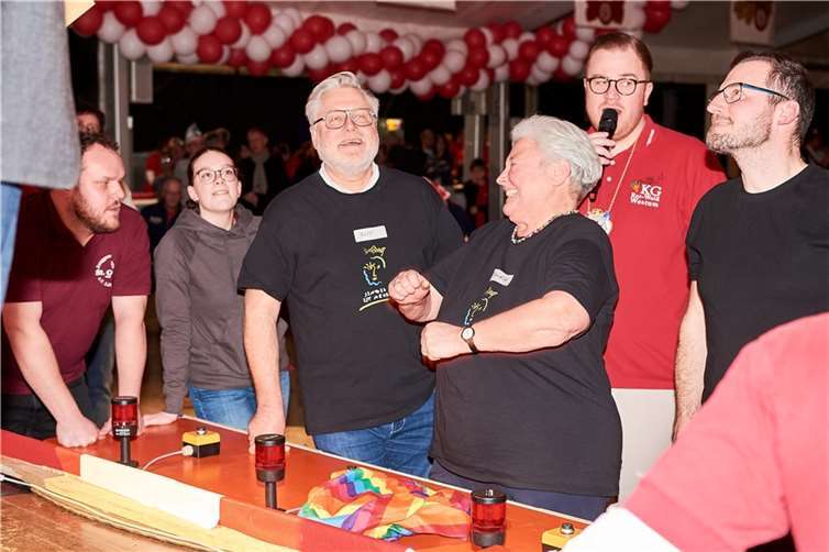 Im bestens gefüllten Murrepalast ging eine Abwandlung von Spiel ohne Grenzen im Zeltmit der modifizierten Punktewertung von „Schlag den Raab“ über die Bühne. Fotos: privat