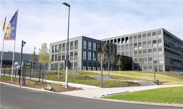 Im brandneuen Verwaltungsgebäude der Haribo-Firmenzentrale im Innovationspark Rheinland sehen sich die Verantwortlichen gezwungen, gegen einen Bericht des „Manager Magazins“ Stellung zu beziehen.JOST