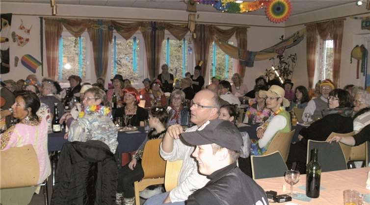 Im bunt geschmückten Festsaal wurde kräftig gefeiert.  privat