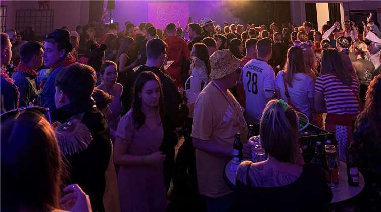 Im bunt geschmückten Römersaal feierten verkleidete Narren ausgelassen bis in die frühen Morgenstunden.  Foto: privat
