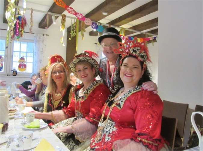 Im bunt geschmückten Saal herrschte ausgelassene Stimmung.Fotos: privat