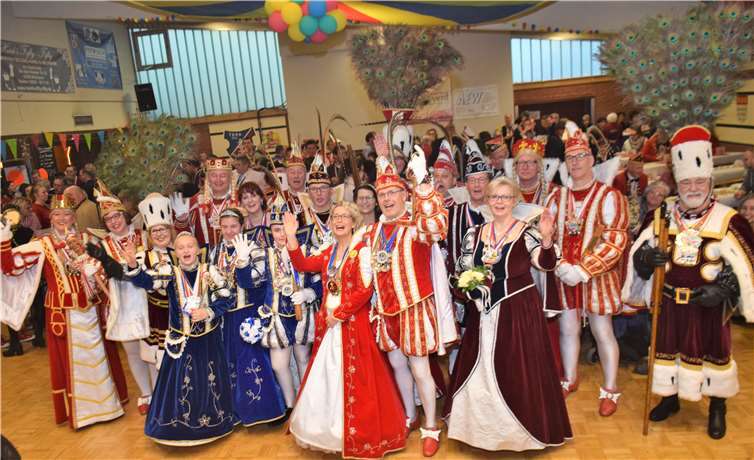 Oberdreeser Karnevalsprinzessin feierte 50. Geburtstag mal anders Im der voll besetzten Ludwig Fett Halle präsentierten sich die Tollitäten.Foto: EICH