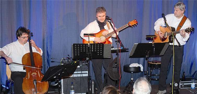 Im dritten Teil des Konzertes wurde aus dem Duo „Random“ ein Trio. Johannes Winkler kam eigens aus Mayen und bereicherte den Sound mit seinem Cellospiel.WT