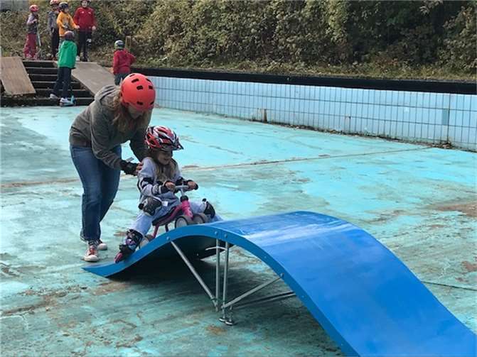 Im ehemaligen Nichtschwimmerbecken können alle den neuen Skatepark nutzen.