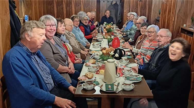 Im ehemaligen Pfarrhaus ließen es sich Gäste und Gastgeber gut schmecken. Foto: Norbert Missong