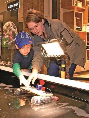Im eigens aufstellten Wasserbassin wurde die Funktion der selbst gebauten Solarboote von den Kindern getestet. Kleine und große Besucher am Stand des VDIni-Clubs und der „Kinder-Technik-Ferien-Camps“ waren begeistert von der Fahrtüchtigkeit der selbst gebauten Solarboote. VDI