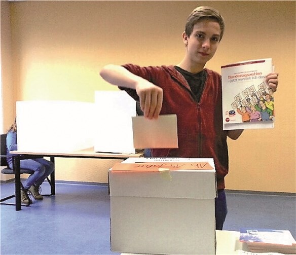 Im eigens dazu eröffneten Wahllokal gaben Jugendliche in einer geheimen Wahl ihre Stimme ab. privat