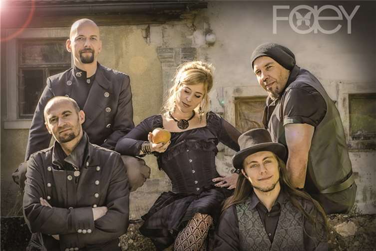 Im einmaligen Ambiente des Gartens der Villa Reuther in Maria Laach kann man die Band am 11. September ab 20 Uhr live erleben. VVK: Tabakwaren Blum, Poststraße 27, 56743 Mendig, info@blum-tabakwaren.de und beim Bürgeramt im Rathaus Mendig, Marktplatz. 