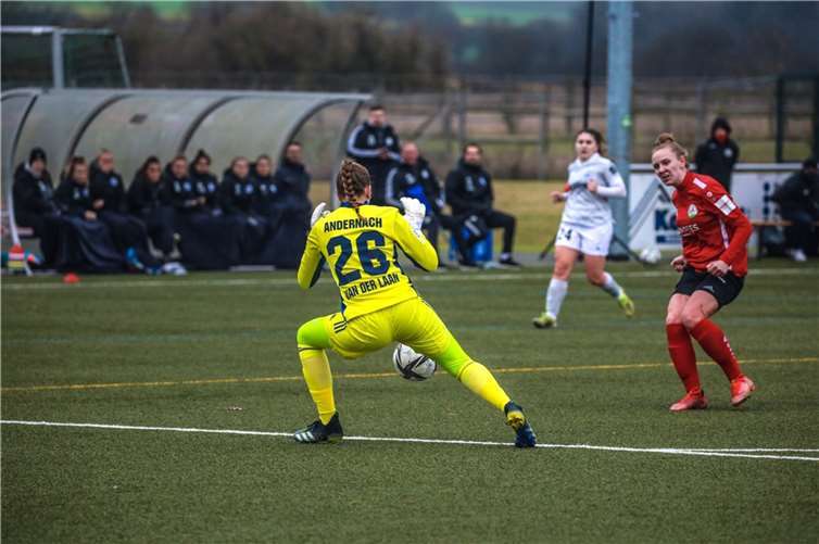 Im eins zu eins Duell zeigte sich Laura van der Laan hier gegen Güterslohs Annalena Rieke sehr stark.