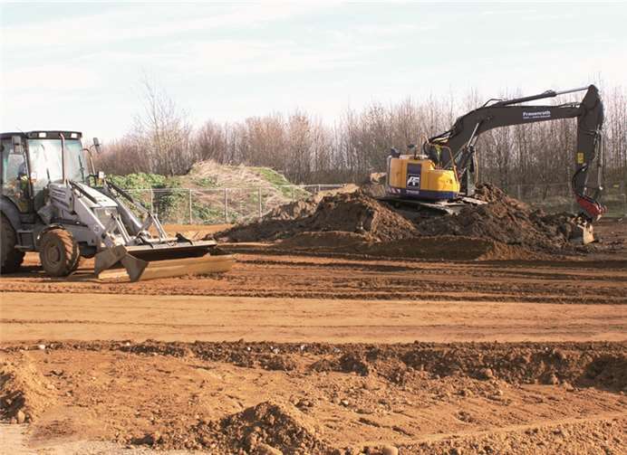 Im ersten Bauabschnitt wird ein Ringfundament gelegt und der Rohbau des Bürogebäudes hochgezogen, anschließend wird die Halle aufgestellt.