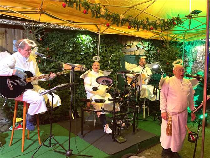 Im ersten Durchgang des Open-Air-Konzertes traten die Bandmitglieder als schmucke Engelchen auf die Bühne.