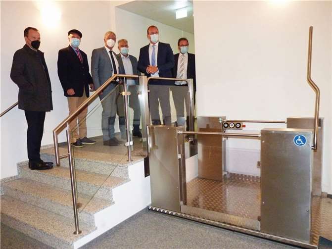 Im ersten Obergeschoss wurde ein Plattformlift eingebaut, mit dem gehbehinderte Angestellte und Besucher in die neuen Büroräume gelangen können.