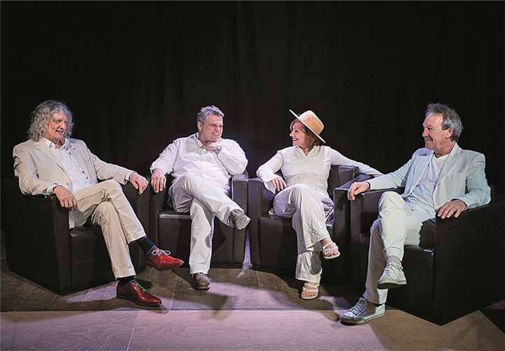 Im ersten Set des Abends spielt jeder der vier Interpreten weitgehend solo.Im zweiten Teil gilt das Spiel - gemeinsam musizieren ohne Netz und doppelten Boden - mit Adrenalin pur. privat