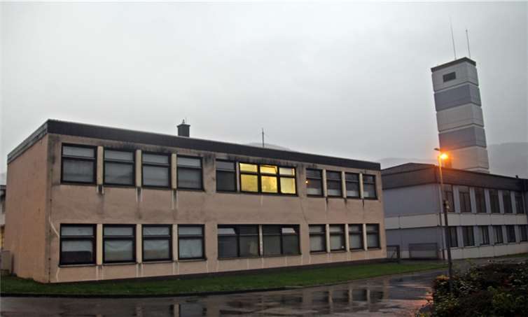 Im ersten Stock des ehemaligen Schulpavillons an der Feuerwache ist die Bekleidungskammer eingerichtet..Willi Willig