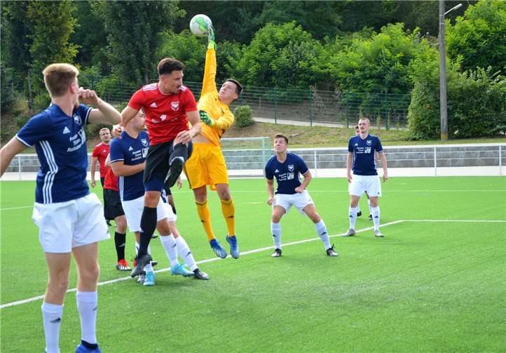 Im ersten internen Testspiel ging es gleich zur Sache.