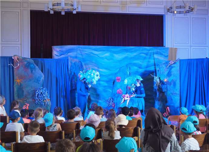 Im evangelischen Gemeindesaal durften die Kinder den „Regenbogenfisch“ bewundern.