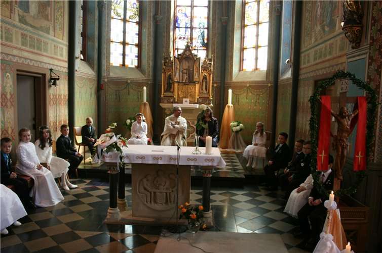 Im feierlichen Gottesdienst konnten die Erstkommunikanten in der Waldorfer Pfarrkirche St. Remaclus ganz nah am Altar die Messe mitfeiern.