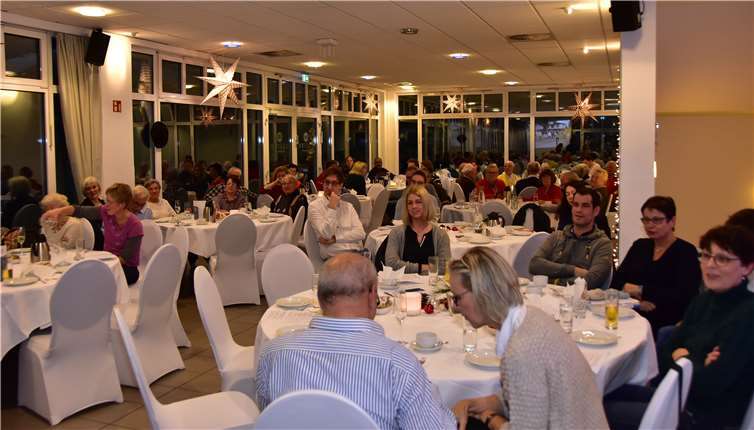 Im festlich geschmückten Casino Ahsenmacher kamen die Nachbarn in froher Runde zusammen. privat