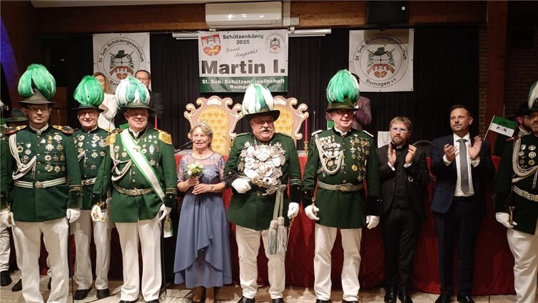 Im festlich geschmückten Foyer der Rheinhalle empfingen neben vielen Gästen auch Schützen aus Nah und Fern das Königspaar.  Foto: privat