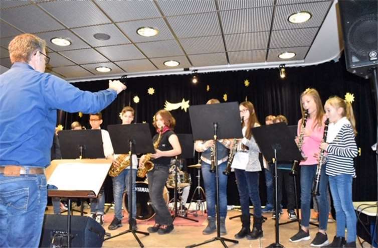 Im festlich geschmückten Saal präsentierten die Klassen 5 der Geschwister-Scholl-Realschule plus Andernach ein buntes Weihnachtsprogramm für die Gäste.privat