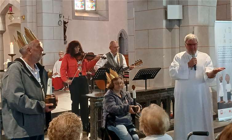 Im festlichen Caritas-Gottesdienst stand die Würde jedes Menschen im Mittelpunkt – symbolisiert durch die Königsfiguren von Bildhauer Ralf Knoblauch.  Fotos: Caritasverband WWRL/Matthias Dill