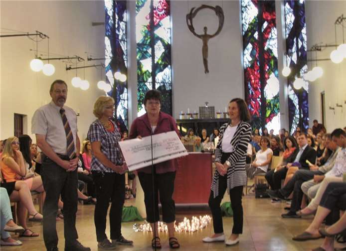 Im festlichen Rahmen des Abschlussgottesdienstes zum Schuljahresende wurde der symbolische Scheck an die Vorstandsmitglieder der Elterninitiative krebskranker Kinder Koblenz übergeben.