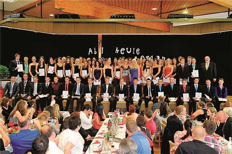 Im festlichen Rahmen nahmen die Abiturienten der Berufsbildenden Schule Mayen in der Krufter Vulkanhalle ihre Abschlusszeugnisse entgegen. privat