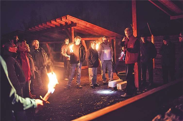 Im gedämmten Fackellicht scheinen Geschichte und Geschichten lebendig aufzuflackern. Vulkanpark GmbH