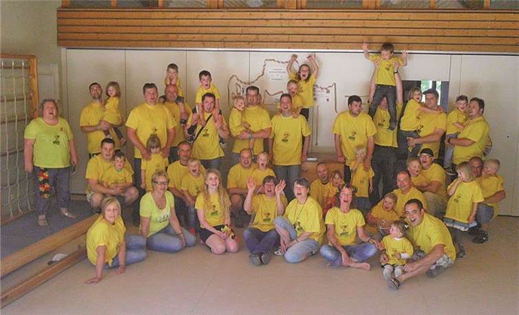 Im gelben WM-Shirt bestritten die Väter, Kinder und Erzieher ihre Kita-WM.  Privat