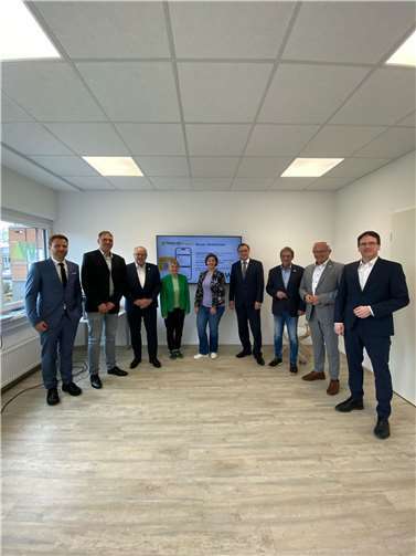 Im gemeinsamen Austausch zum Thema „Mobilität im ländlichen Raum“ bei der Präsentation der neuen ADAC Pendlernetz App (v.l.n.r.): Christian Schmidt (Leitung Mobilität und Umwelt / ADAC Mittelrhein e.V.), Lars Kober (Leitung der Wirtschaftsförderung Kreis Altenkirchen), Dr. Peter Enders (Landrat Kreis Altenkirchen), Sandra Köster (Wir Westerwälder), Katharina Schlag (Geschäftsführerin der Wirtschaftsförderung Westerwaldkreis), Prof. Dr. Peter König (Vorstand Technik und Verkehr / ADAC Mittelrhein e.V.), Achim Schwickert (Landrat Westerwaldkreis) und Achim Hallerbach (Landrat Kreis Neuwied). Quelle: Wir Westerwälder