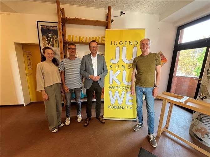 Im gemeinsamen Gespräch erörterte das JuKuWe-Team mit dem Politiker die gravierenden Konsequenzen der geplanten Kürzungen im Bundeshalt. Von links: Mira Nießen, Mitarbeiterin Jugendkunstwerkstatt Koblenz/Kinder- und Jugendbüro, Lukas Nübling Geschäftsführer des Kulturbüros Rheinland-Pfalz der LAG Soziokultur und Kulturpädagogik Lahnstein, CDU-Bundestagsabgeordneter Josef Oster und JuKuWe-Geschäftsführer Christof Nießen.  Foto: Philip Rünz