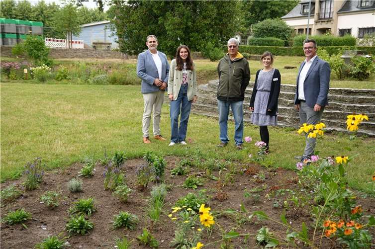 Im gemeinsamen Ortstermin freuen sich über die Kooperation (v. l.): Krankenhausdirektor Bernd Wenig und leitende Psychologin Anna Schmidt vom Johanniter-Zentrum, Armin Bärz vom Stadtbauamt, Gartentherapeutin Patty Muller und Bürgermeister Peter Jung. Foto: Stadt Neuwied/Melanie Lange