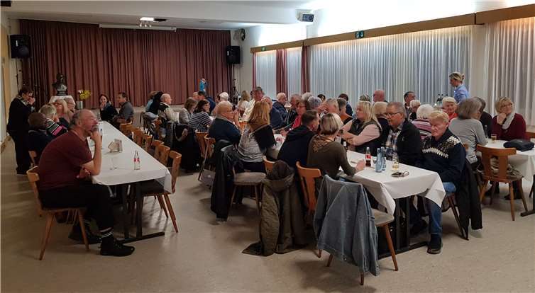 Im gemütlich hergerichteten Kolpinghaus genoss man gemeinsam Döbbekooche. Fotos: privat