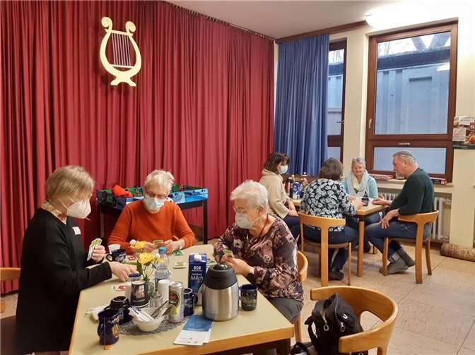 Im gemütlich hergerichteten Sängerheim konnte an zwei Tischen bei einem Getränk und Gebäck miteinander gespielt werden. Foto: privat