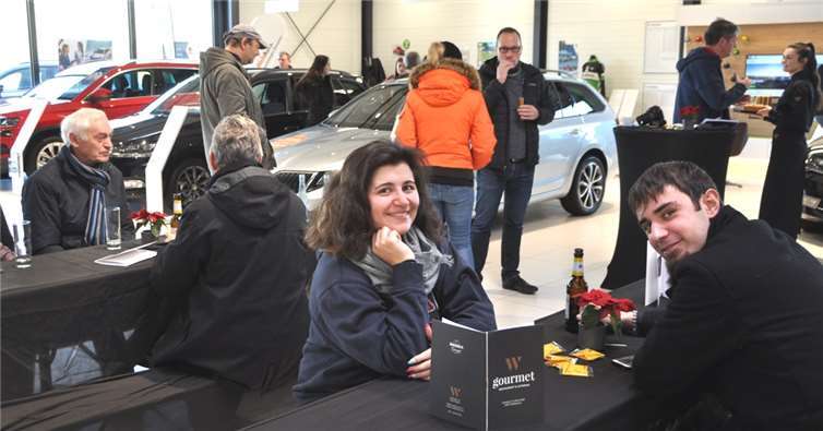 Im gemütlichen Ambiente ließen die interessierten Besucher ihre Eindrücke auf sich wirken und sich sehr gerne hervorragend beköstigen.