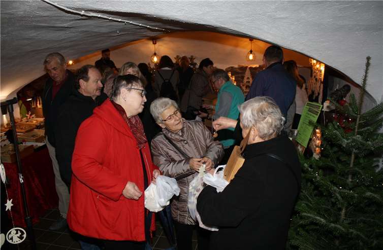 Im gemütlichen Gewölbekeller des Weingutes wurdenWeihnachtsschmuck und Gaumenfreuden angeboten. Fotos: -TE-