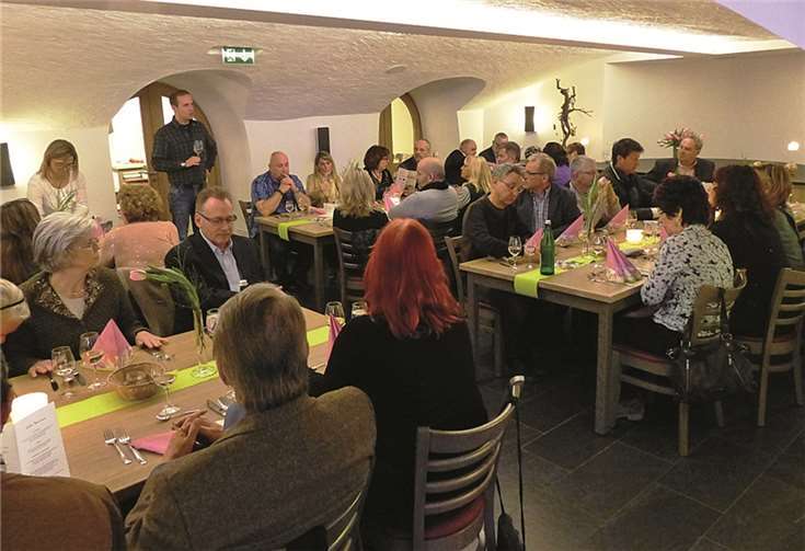 Im gemütlichen und festlich gedeckten Gewölbekeller der Winzergenossenschaft Mayschoß erlebten die Gäste einen kulinarischen Abend.WM