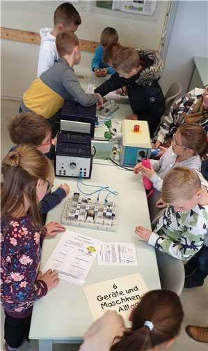 Im gesamten Schulgebäude wurden die zukünftigen Fünftklässler zum Mitmachen, Ausprobieren und Zuschauen eingeladen. Quelle: Nelson-Mandela-Schule