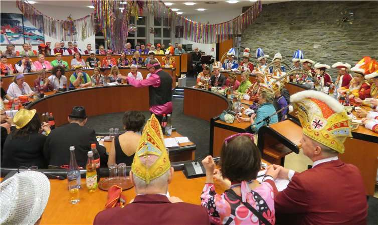 Im geschmückten Ratssaal führte Gastgeber Oberbürgermeister Achim Hütten (Mitte) gut aufgelegt durch das närrische Programm.