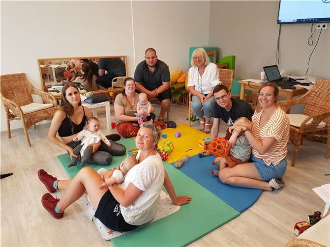 Im geschützten Rahmen lernten junge Eltern ihr Baby zu verstehen. Foto: Isabel Schönig