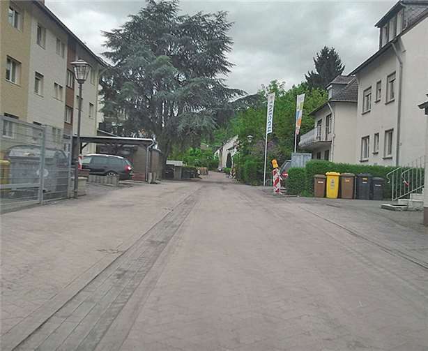 Im gleichen Zuge wurden auch die Versorgungsleitungen erneuert und die Gartenstraße neu gepflastert und mit einer Entwässerungsrinne versehen.