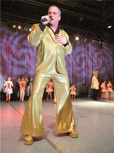 Im goldenen Anzug präsentierte Torty de Banana (Thorsten Schupp) Karnevalshits.