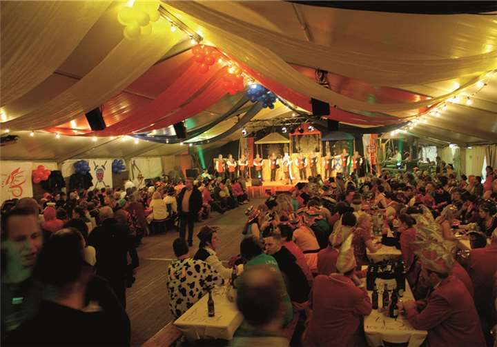 Im großen Festzelt kommt die Stimmung fast schon von selbst.privat
