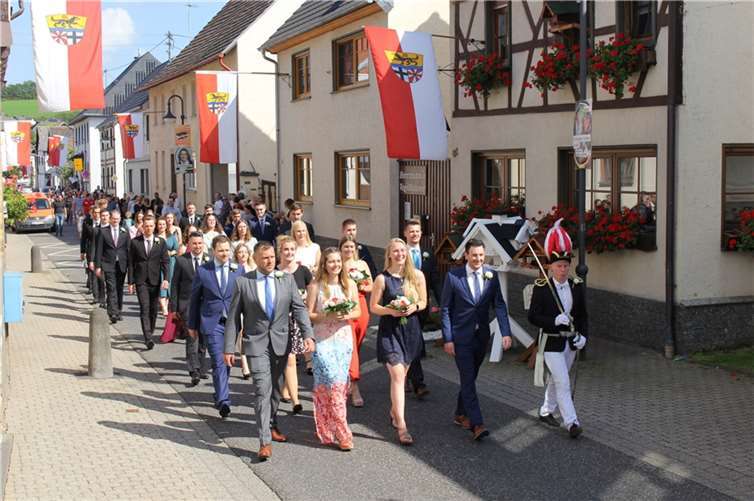 Im großen Festzug geleiteten die Junggesellen die Mädchen des Dorfes zum Festgelände.