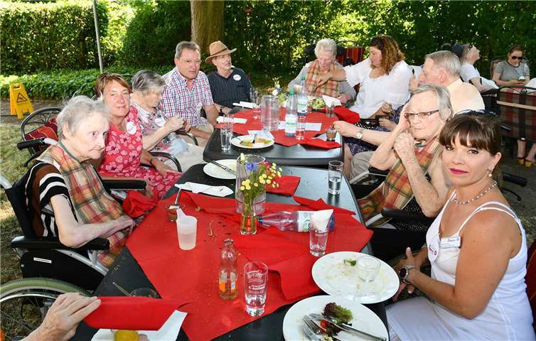 Im großen Garten mit seinem alten Baumbestand fanden Bewohner und Gäste ein schattiges Plätzchen. Fotos: RASCH