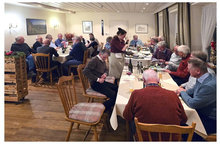 Im großen Kreis zusammengerückt: 28 Teilnehmer der Abteilung Turnen und Gymnastik im Sportverein SV Unkel.Foto: Udo Scheuer