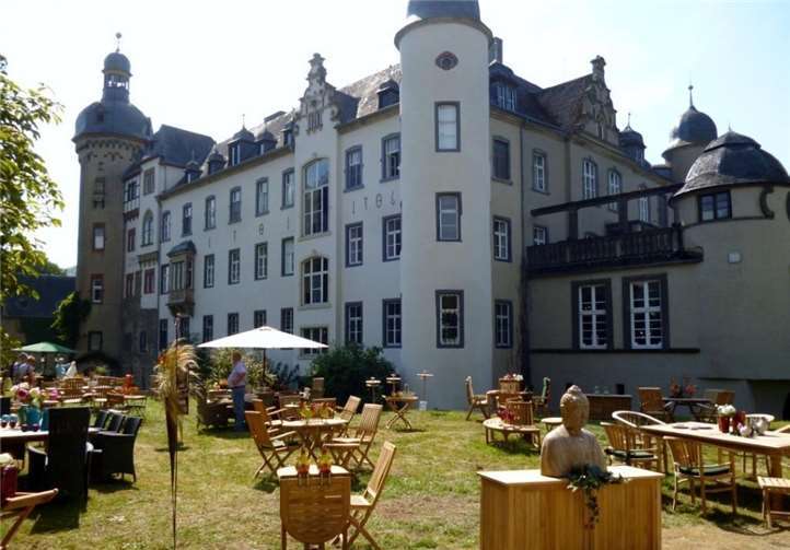 Im großen Park des Schlosses können die Besucher alles rund um den Garten finden, Blumen, Steinfiguren u.v.m. Foto: privat