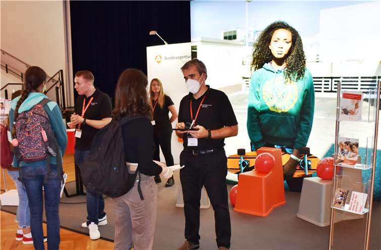 Im großen Saal der Rhein Mosel Halle hatte die Arbeitsagentur einen Beratungsstand.