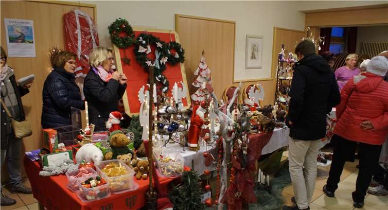 Im großen Saal des Gasthauses „Zum Anker“ wurdenselbstgemachte weihnachtliche Dekorations-Artikel und Handarbeiten angeboten.