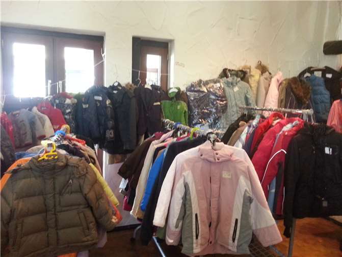 Im großen Saal wird hauptsächlich Winterkleidung angeboten